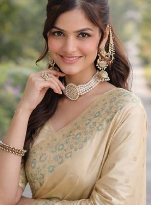 Cream silk blend banarasi saree with unstitched blouse piece 2