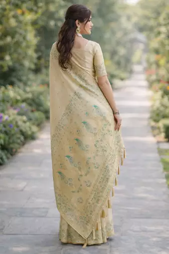 Cream silk blend banarasi saree with unstitched blouse piece