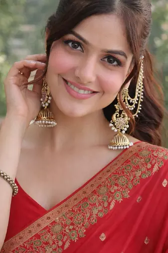 Red silk blend banarasi saree with unstitched blouse piece