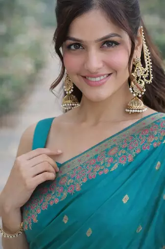 Rama silk blend banarasi saree with unstitched blouse piece