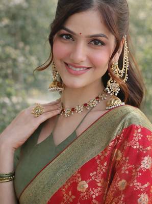 Red silk blend banarasi saree with unstitched blouse piece 2