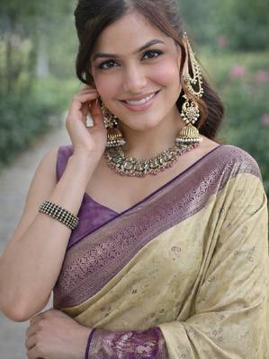Cream silk blend banarasi saree with unstitched blouse piece 2
