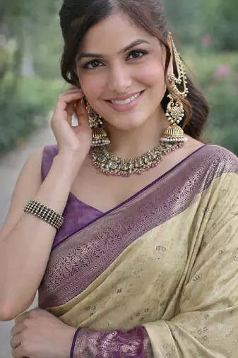 Cream silk blend banarasi saree with unstitched blouse piece