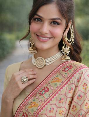 Cream silk blend banarasi saree with unstitched blouse piece 2