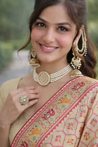 Cream silk blend banarasi saree with unstitched blouse piece
