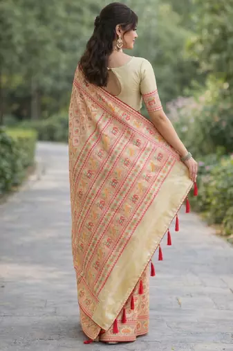 Cream silk blend banarasi saree with unstitched blouse piece