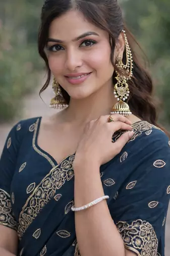 Rama georgette embroidery saree with unstitched blouse piece
