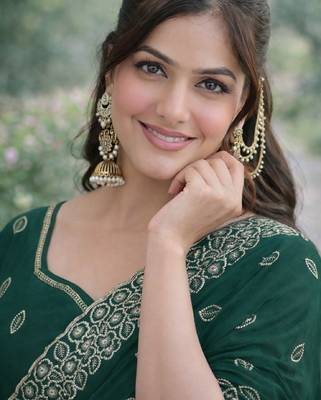 Green georgette embroidery saree with unstitched blouse piece 3