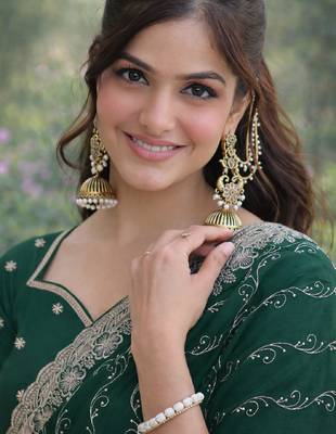 Green georgette embroidery saree with unstitched blouse piece 3