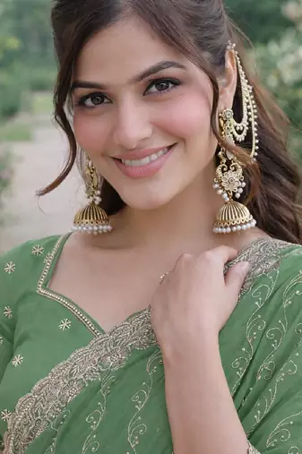 Pista georgette embroidery saree with unstitched blouse piece
