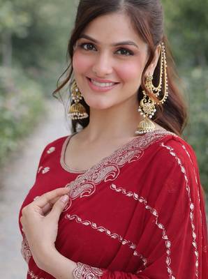 Rani pink georgette embroidery saree with unstitched blouse piece 3