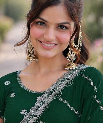 Green georgette embroidery saree with unstitched blouse piece 3