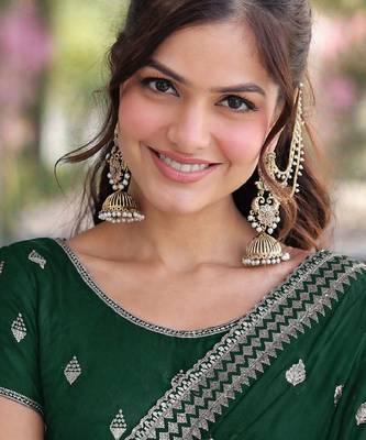 Green georgette embroidery saree with unstitched blouse piece 2