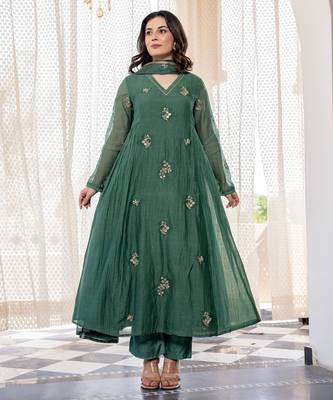 Women's green chanderi silk sequin embroidered kurta pant set with chanderi dupatta 3