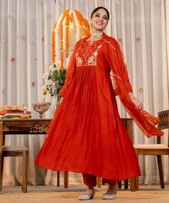 Women's orange chanderi silk sequin embroidered v neck kurta pant set with chanderi dupatta 2
