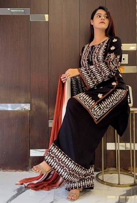 Womens embroidery thread work kurta set 2