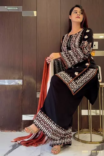 Womens trendy embroidery thread work kurta set