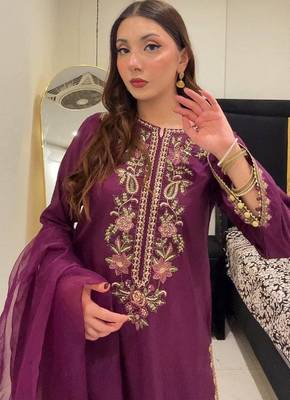 Womens trendy  embroidery thread work kurta set 2