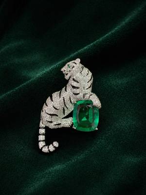 Luxury tiger green stone crystal designer brooch pin for women & men 4