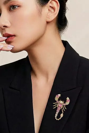 Luxury pink crystal scorpion designer brooch pin for women