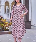 Women mauve floral printed v-neck straight kurta set