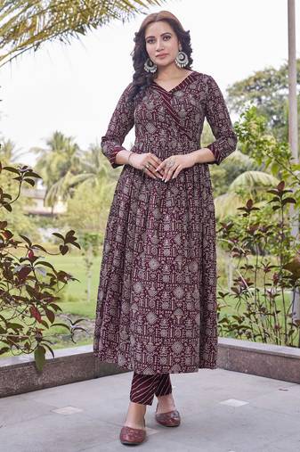 Women maroon printed anarkali kurta set with v-neck & ethnic motif print