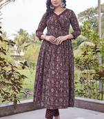 Women maroon printed anarkali kurta set with v-neck & ethnic motif print