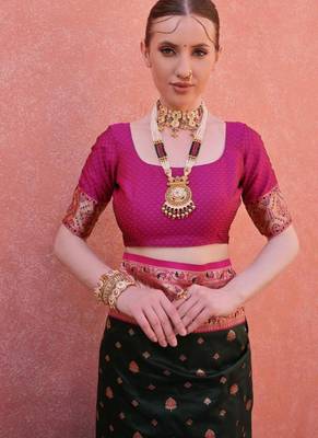 dark green banarasi butti weave saree 2
