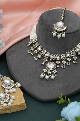 White color choker kundan necklace set
