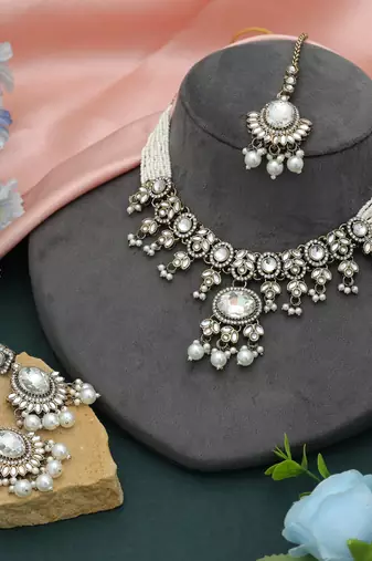 White color choker kundan necklace set