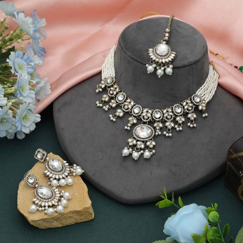 White color choker kundan necklace set
