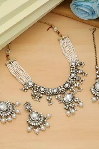 White color choker kundan necklace set