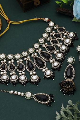 Black color kundan necklace set