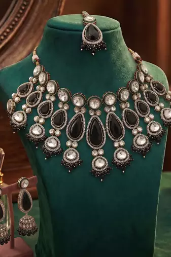 Black color kundan necklace set