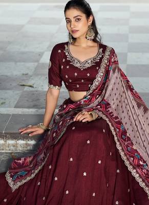 Navyblue Vichitra Silk Embroidered Work Wedding Lehenga Choli 3