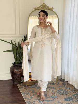 Women's off white viscose chanderi embroidered kurta pant set with jacquard dupatta 3