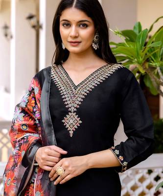 Women's black viscose chanderi silk embroidered kurta pant set with jacquard organza dupatta 4
