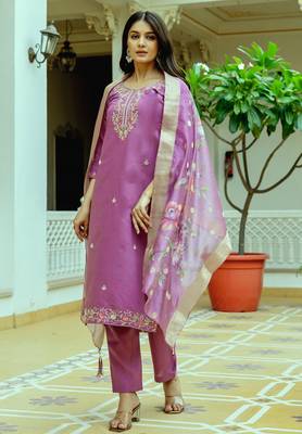 Women's dark pink viscose chanderi silk embroidered kurta pant set with organza dupatta 2