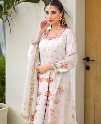 White color elegant sophisticated rich party looks readymade dress 3