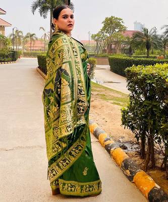 Dark green silk blend woven zari work saree with blouse 3