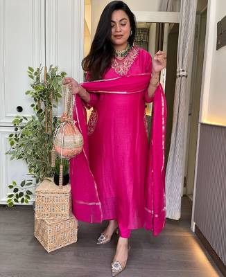 Chanderi embroidered kurta set with nylon dupatta 1