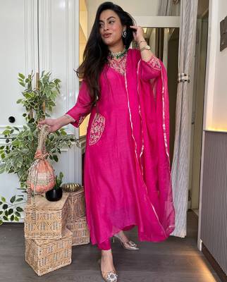 Chanderi embroidered kurta set with nylon dupatta 3