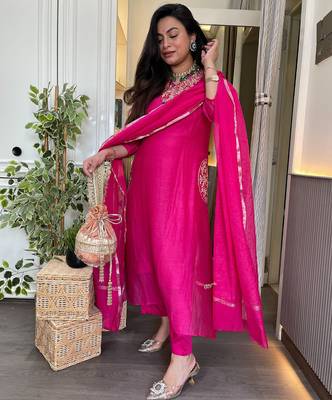 Chanderi embroidered kurta set with nylon dupatta 4