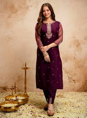Chanderi embroidered kurti set with organza sleeves & tissue dupatta 2