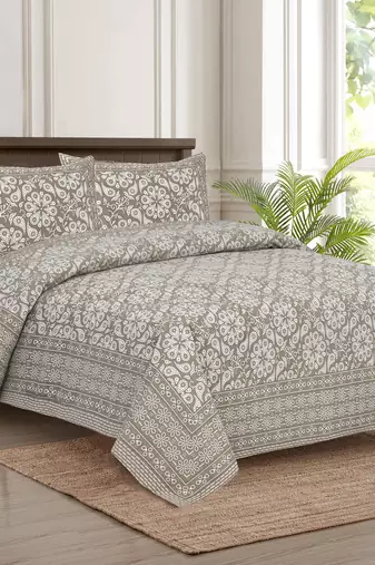 Bedsheet with Pillow Covers for Home & Bedroom Use