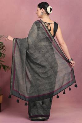 women's geometric print cotton blend saree -black 4