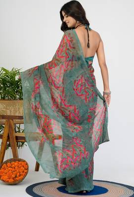 women's geometric print georgette saree -grey 4