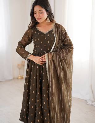 Mehendi Color Jacquard Butti And Lace Work Crunchy Silk Gown Set 2
