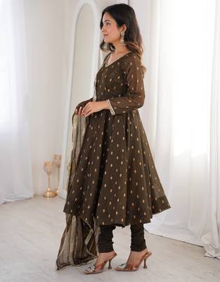 Mehendi Color Jacquard Butti And Lace Work Crunchy Silk Gown Set 3