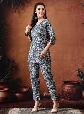 Blue printed cotton tunic with trousers co ords 4
